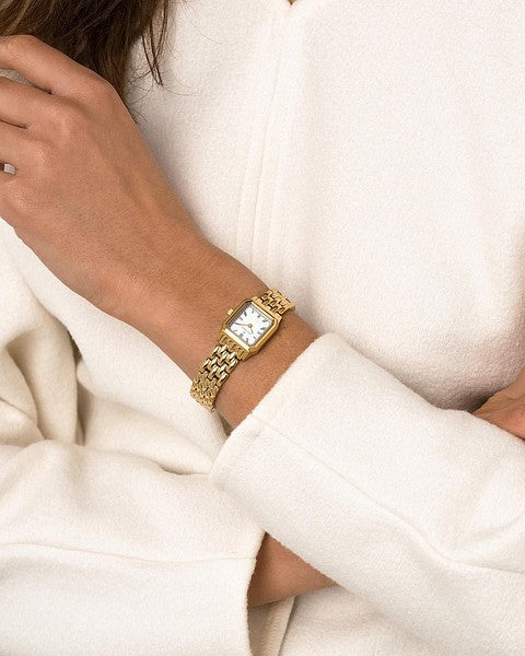 Mockberg Classic Gold MO334 på en kvinnas handled i elegant skandinavisk stil