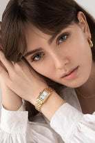 Mockberg Timeless Gold MO874 på en kvinnas handled i elegant och minimalistisk stil