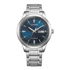 Citizen Automatic NY4058-79L herrklocka har blå urtavla med datum- och veckodagvisning vid kl. 3, silverfärgade index och visare. Ramen, boetten och remmen är också silverfärgade.