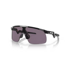 Oakley Resistor Youth 01 urheilulasit kiiltävän mustalla kehyksellä ja suorituskykyisellä Prizm Grey -maskilinssillä.