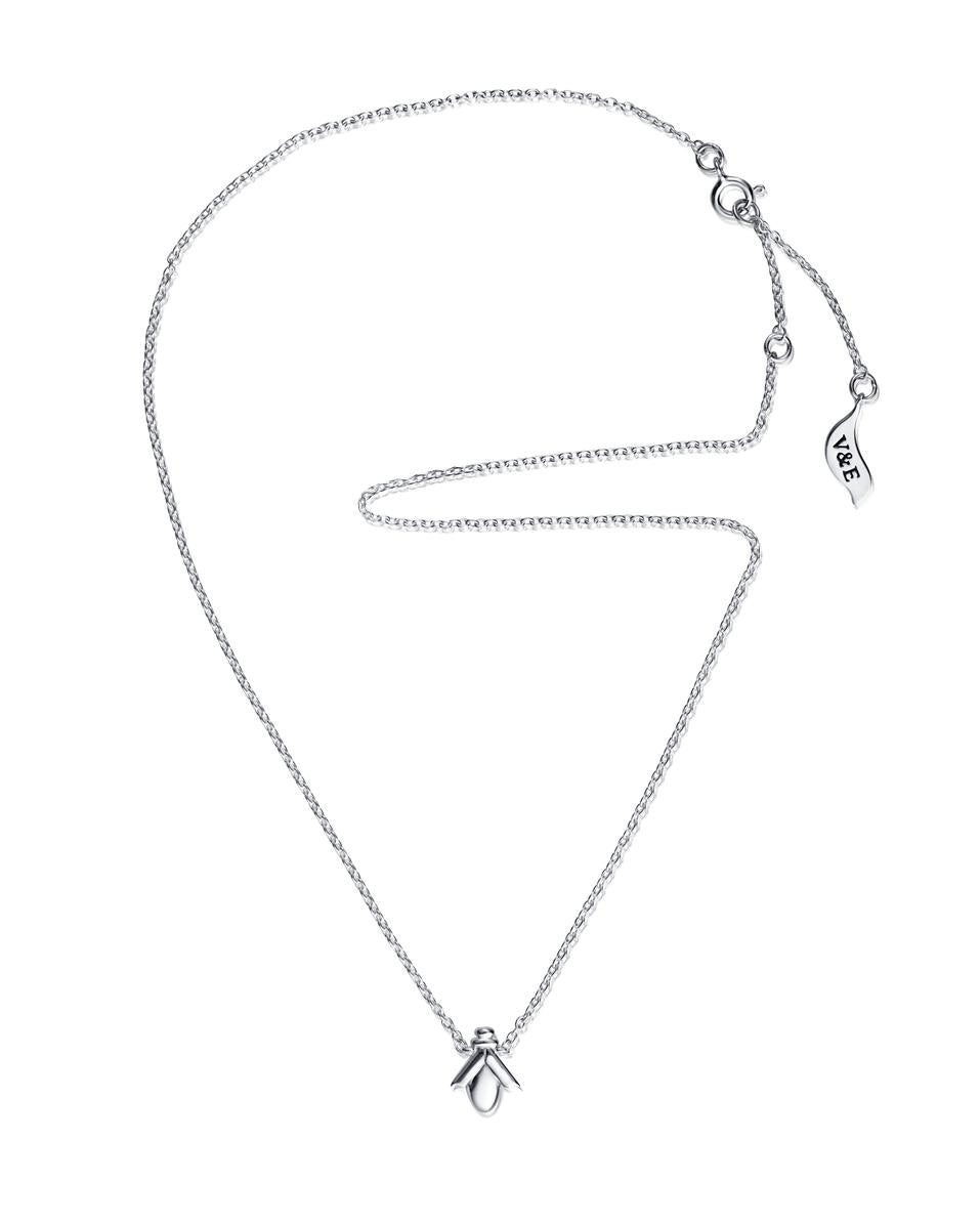 Efva Attling Oh babee 10-100-02350 halsband har en tunn silverkedja och en bi-formad prydnad