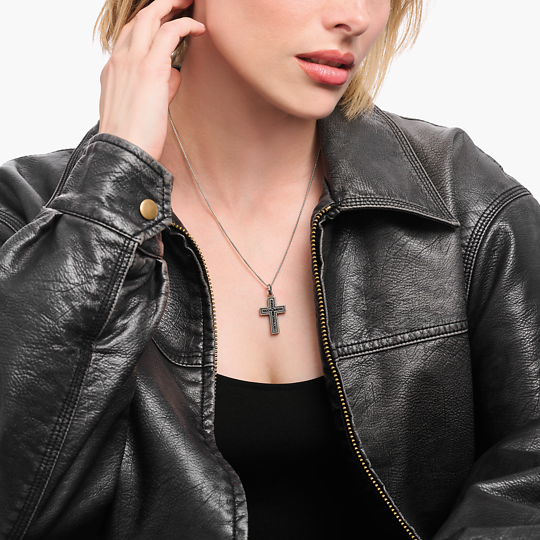 Thomas Sabo Black Cross Pavé PE530-051-11 hängsmycke på halsen.