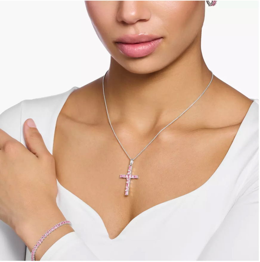 Mallin kaulassa kapeassa hopeaketjussa roikkuva Thomas Sabo PE939 -ristiriipus vaaleanpunaisilla kivillä.