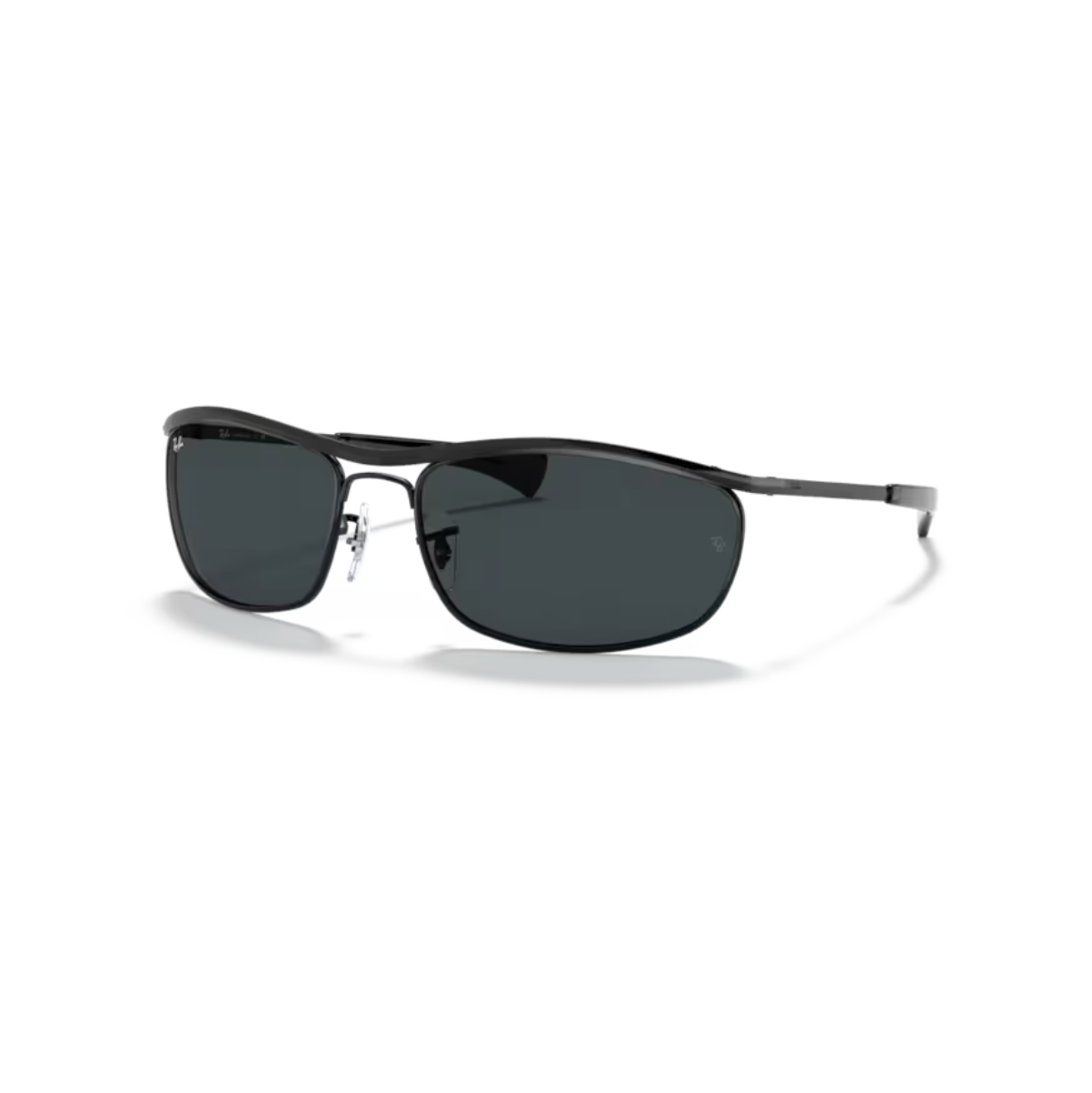 Ray-Ban Olympian I Deluxe RB3119M aurinkolasit kuvattuna edestä, korostaen tunnistettavaa kaarevaa metallista ylälinjaa ja sinisiä linssejä.