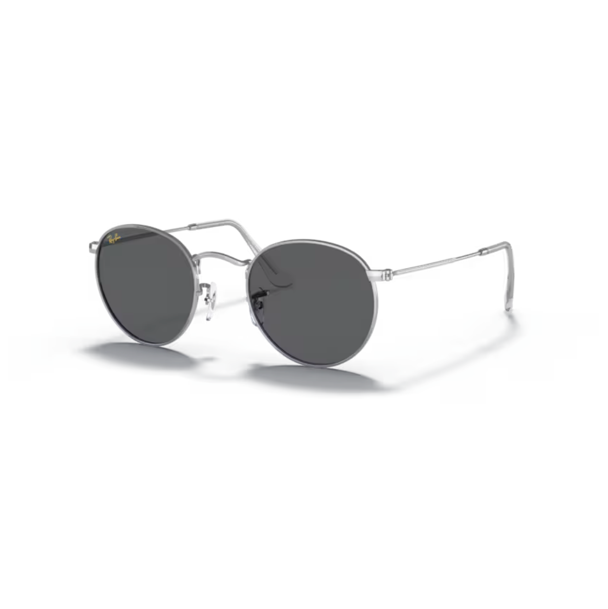 Ray-Ban Round Metal RB3447 aurinkolasit kiiltävällä hopeanvärisellä metallirungolla ja tummanharmailla mineraalilasilinsseillä.