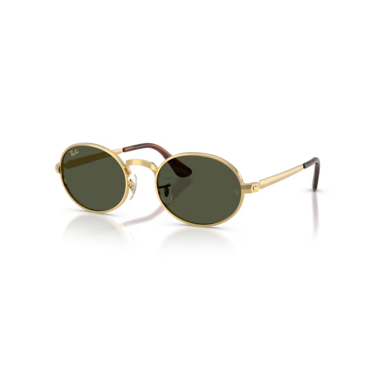 Ray-Ban RB3931 By A$AP Rocky solglasögon fotograferade snett framifrån, som visar de glänsande guldmetallbågarna och de klassiska gröna linserna.