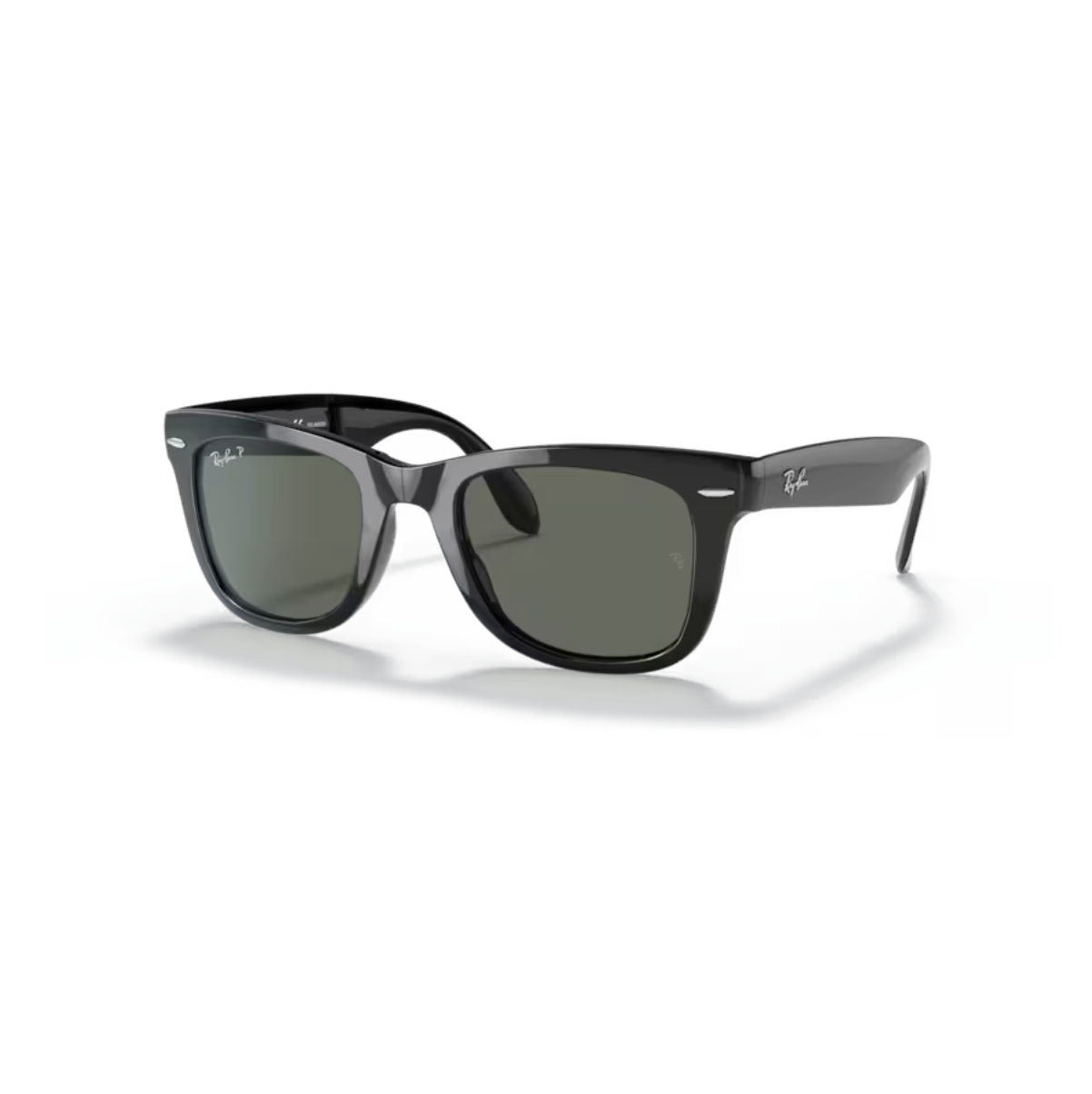 Ray-Ban Folding Wayfarer RB4105 aurinkolasit kiiltävän mustalla kehyksellä, korostaen kokoontaitettavia sangoja ja tummanvihreitä linssejä.