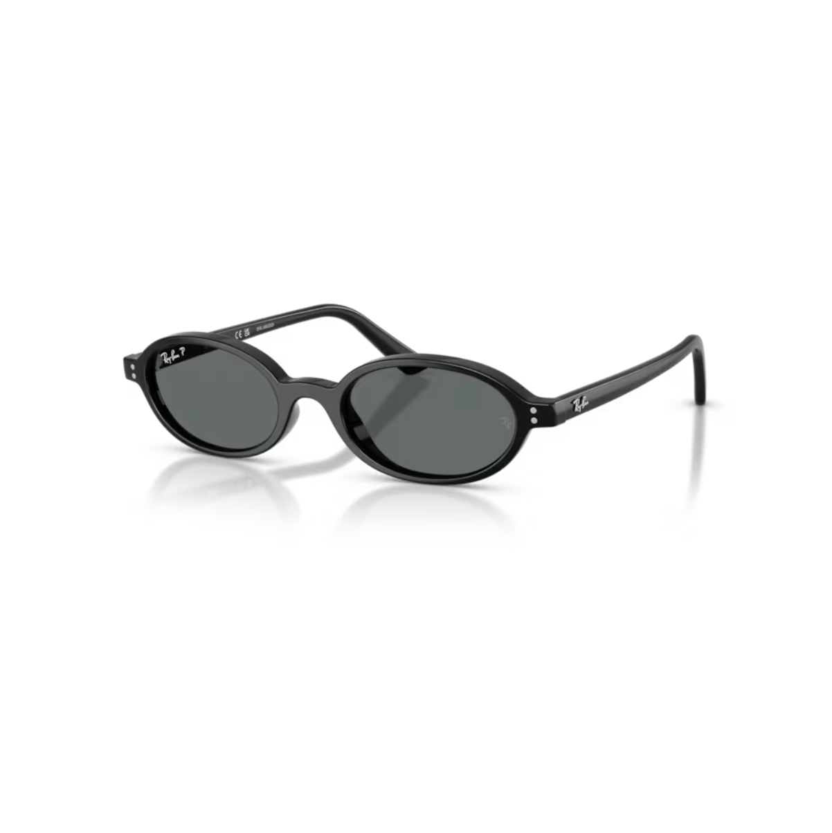 Ray-Ban Khal RB4472 solglasögon fotograferade snett framifrån, som visar den slimmade ovala formen och den blanksvarta bågen.