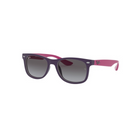 Ray-Ban Junior New Wayfarer RJ9052S solglasögon med mattlila båge, rosa skalmar och grå graderade linser.