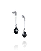 Hopeiset Efva Attling Slick & Black 12-100-02437 -riippukorvakorut, joissa roikkuu musta onykskivi hopeanauhan kera.