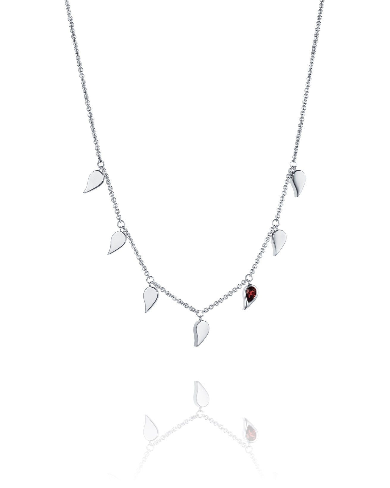 Efva Attling Sparkle of Life Multi silverhalsband med sex silverhängen och en röd granatsten, artikelnummer 10-100-02453.