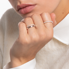 Mallin sormessa sirot kaksi-riviset Thomas Sabo -hopeasormukset.