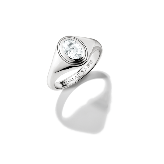 Elegant Thomas Sabo-ring prydd med en iögonfallande oval zirkonia.