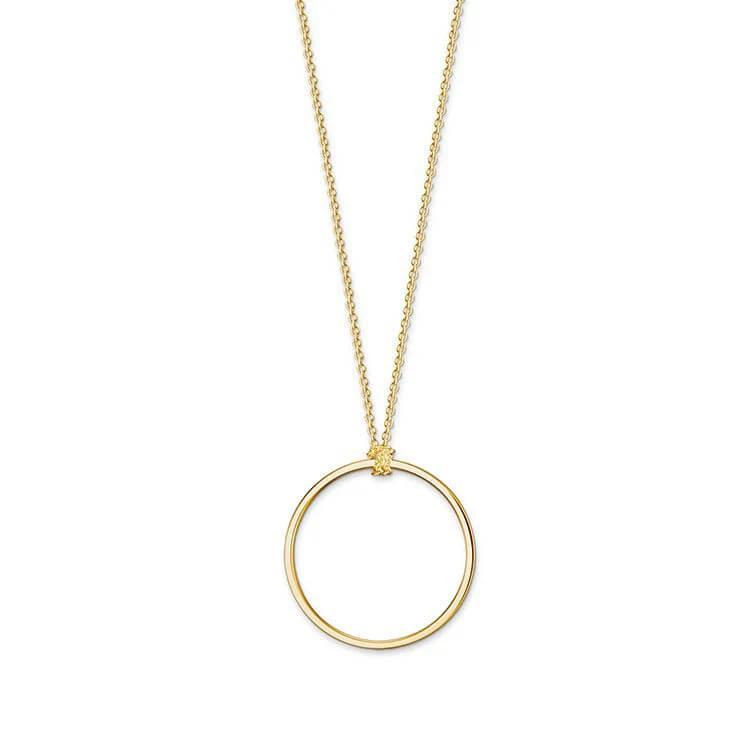 Thomas Sabo Charm Club X0252-413-39 halsband har en tunn, förgylld kedja och en tunn ring som Charms berlocker kan fästas på. Ringen fästs på kedjan genom att knyta.