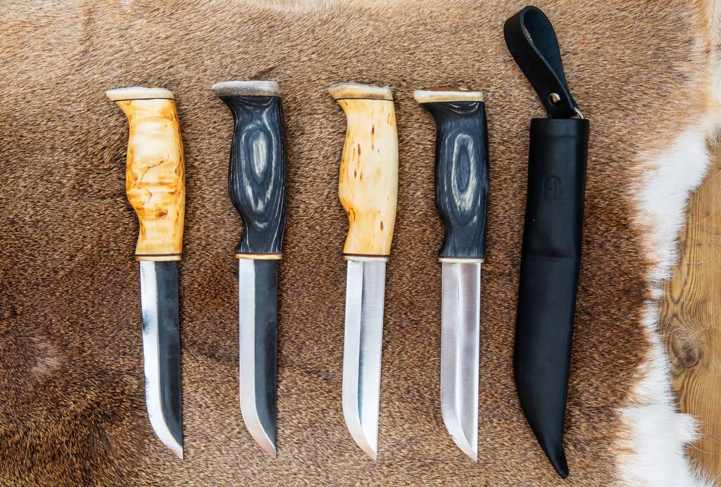 Arctic Legend Bear Knife
Bear Knife- kniv fås med handtag av masurbjörk eller svart björk och blad av rostfritt stål eller svart kolstål.
Bear Knife- puukko on saatavilla visakoivukahvalla tai mustalla koivukahvalla. Terä on ruostumatonta terästä tai mustaa hiiliterästä.