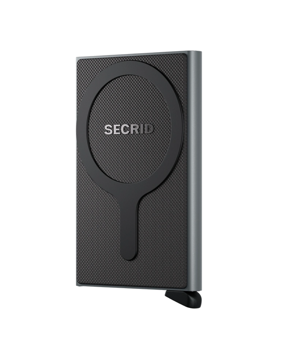 Secrid Cardprotector for Magsafe Titanium -korttikotelo, jonka mustassa taustapinnassa on MagSafe-kiinnitys ja Secrid-logo.