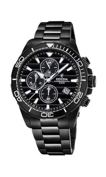 Festina F20365/3 chronograph herrklocka har en rund, svart urtavla med kronograf, datum- och 12/24h-visning och självlysande index och visare. Ramen och remmen är svarta. Det finns även minutmarkeringar på ramen.
