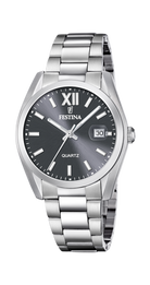 Festina Classic F20707/3 herrklocka har en rund, grå urtavla med datumvisning och silverfärgade och självlysande index och visare. Ramen, boetten och remmen är silverfärgade.
