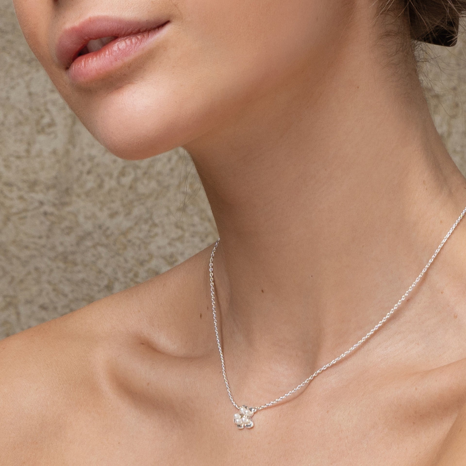 Efva Attling Förgätmigej 10-100-02345 halsband runt halsen: halsbandet når precis över SC-leden