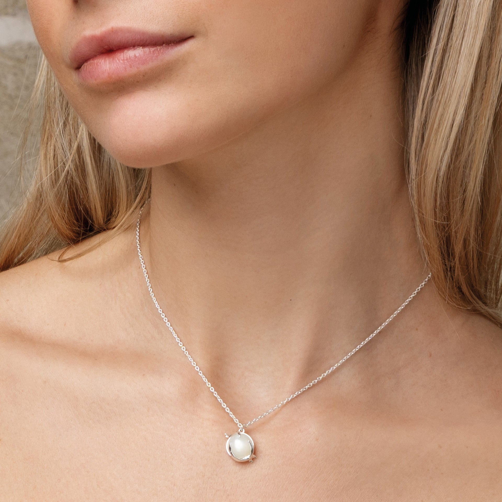 Efva Attling Frö 10-100-02341 halsband runt halsen: halsbandet når precis över SC-leden