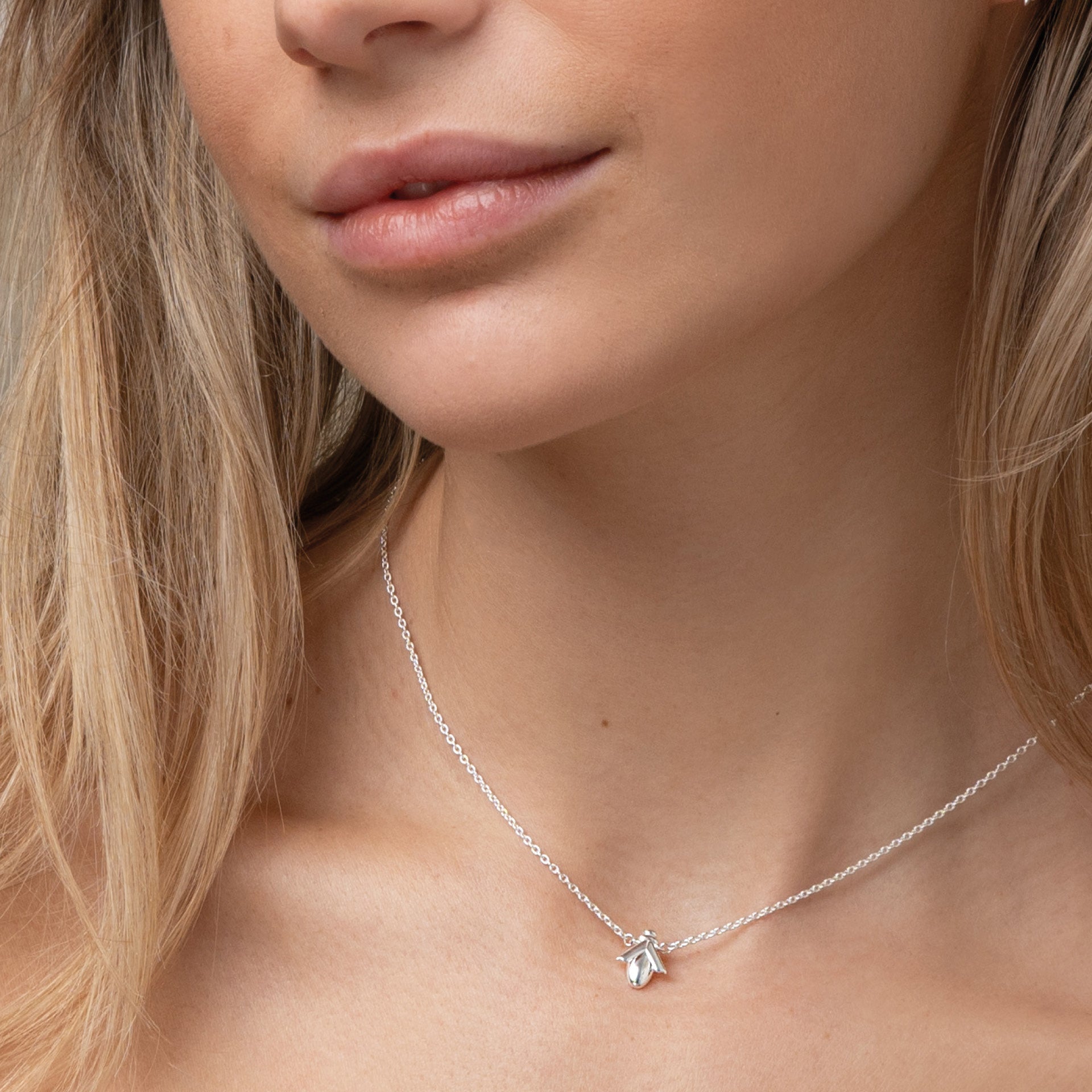 Efva Attling Oh babee 10-100-02350 halsband runt halsen: halsbandet når precis över SC-leden