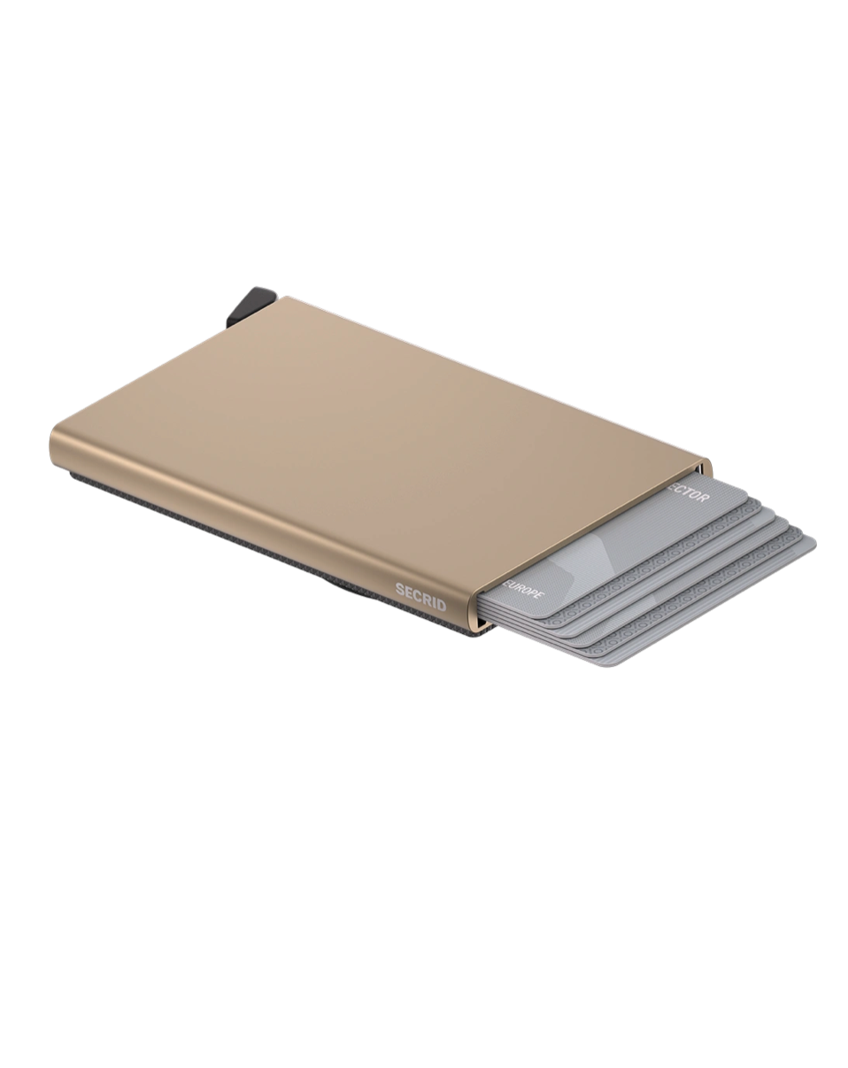 Hiekanvärinen Secrid Cardprotector -korttikotelo, jonka patentoitu vipumekanismi nostaa kortit porrastetusti esiin.