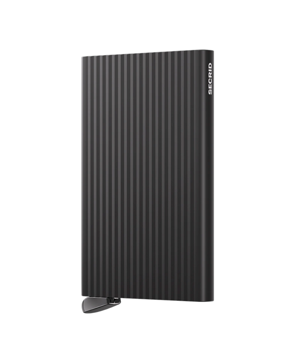 Secrid Premium Cardprotector+ Fluted Black -korttikotelo tyylikkäällä uurretulla mustalla pinnalla edestä katsottuna.