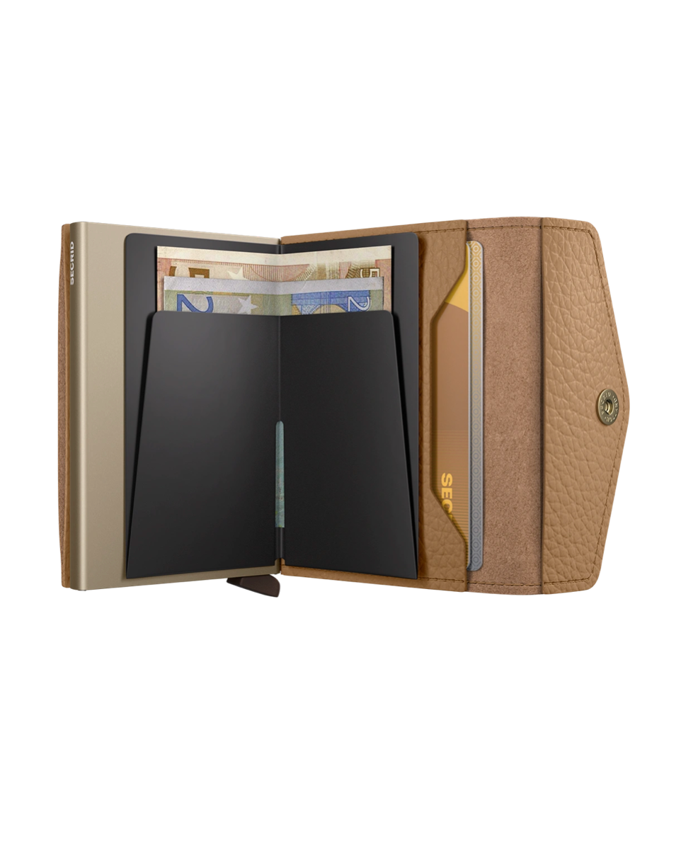 Secrid Envelope Wallet Pebble Cappuccino sivusta avattuna, esillä setelitasku ja korttikotelo.