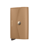 Secrid Envelope Wallet Pebble Cappuccino -nahkalompakko suljettuna edestä katsottuna.