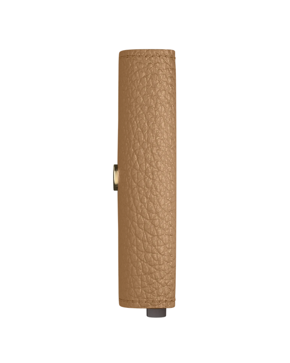 Secrid Envelope Wallet Pebble Cappuccino sivukuvassa, näkyvissä lompakon siro profiili ja nepparikiinnitys.