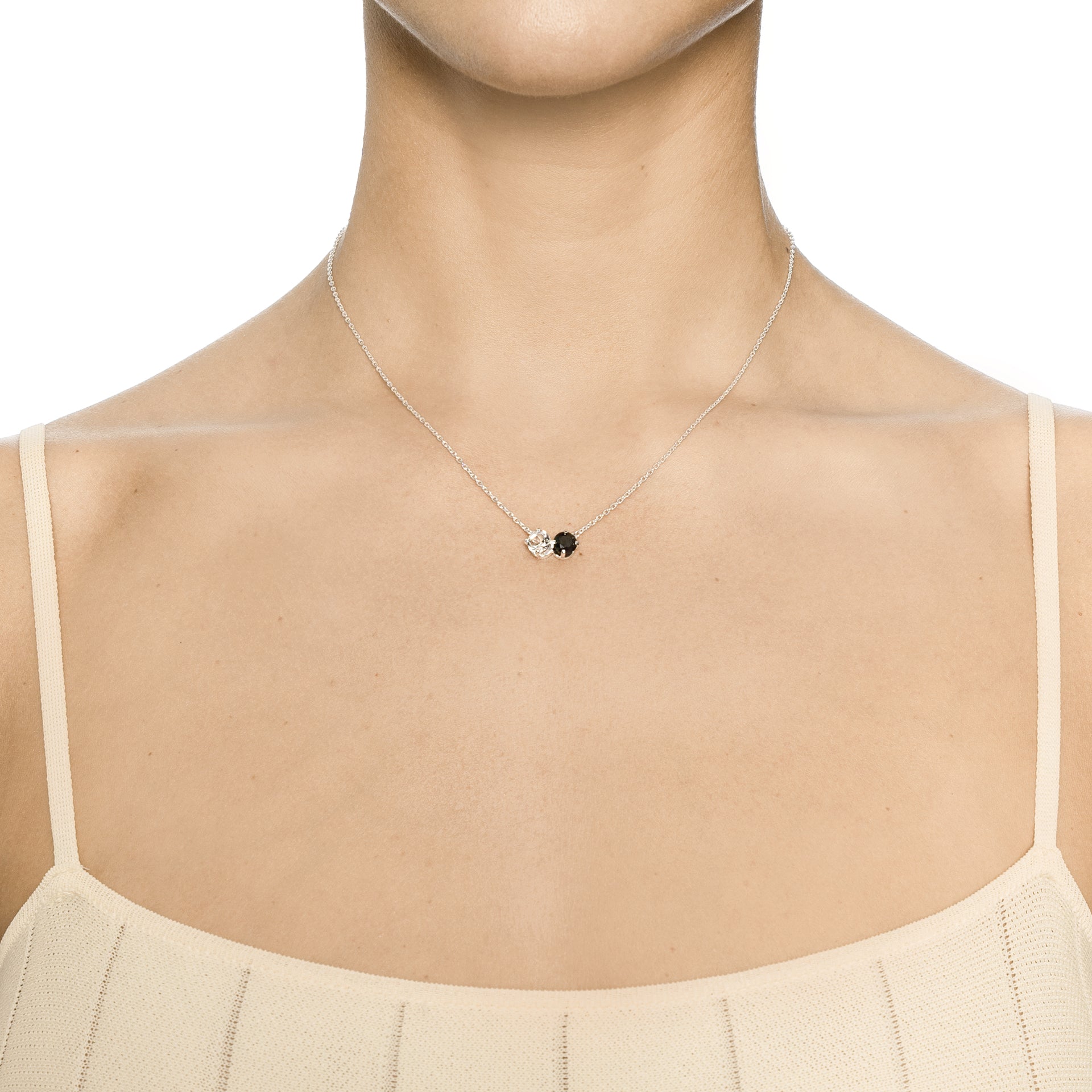 Efva Attling The Storm & I 10-100-02092 halsband runt halsen: halsbandet når den övre delen av bröstet