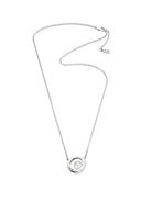 Efva Attling 60's Pearl 10-100-01186 halsband har en tunn silverkedja. Smycket är en silverring med en pärla inuti.