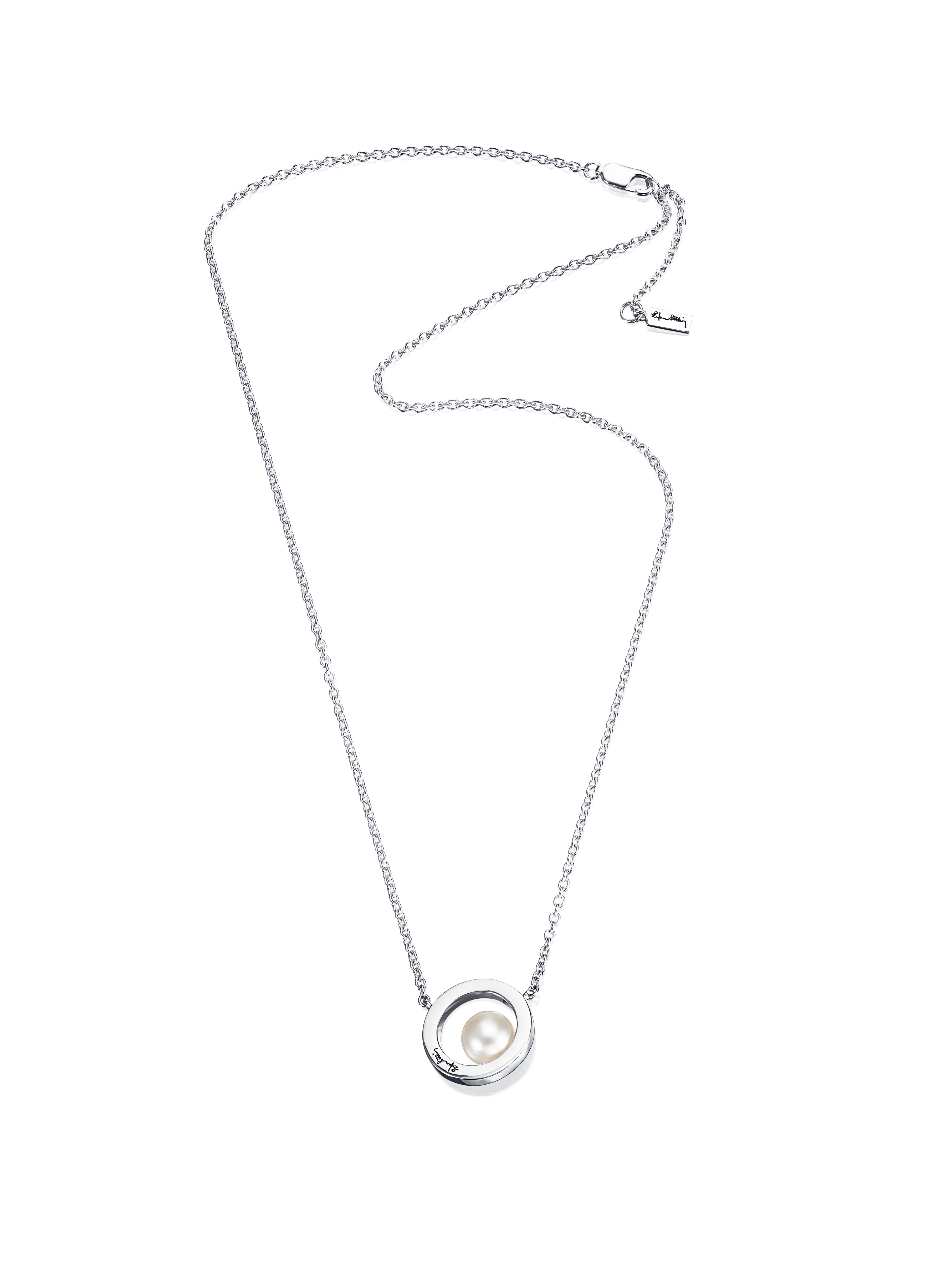 Efva Attling 60's Pearl 10-100-01186 halsband har en tunn silverkedja. Smycket är en silverring med en pärla inuti.