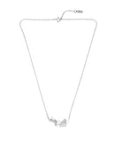 Efva Attling Little Miss Butterfly Air 10-100-01349 halsband har en tunn silverkedja. Dekorationen är en rad fjärilar.