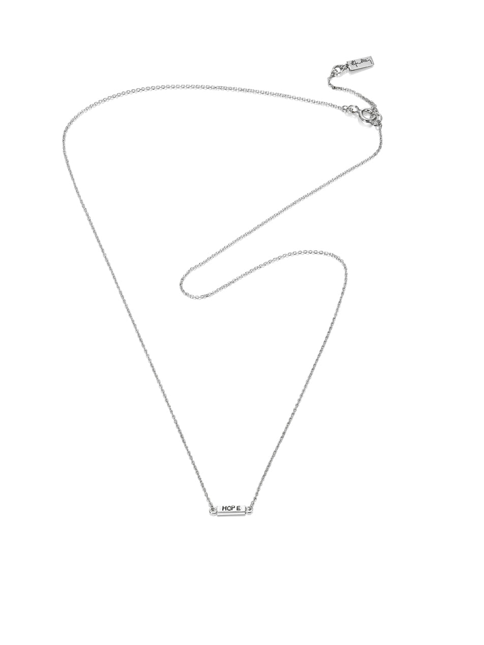 Efva Attling Mini Me Hope 10-100-01280 halsband har en tunn silverkedja med ett litet block fäst i mitten med texten: "HOPE"