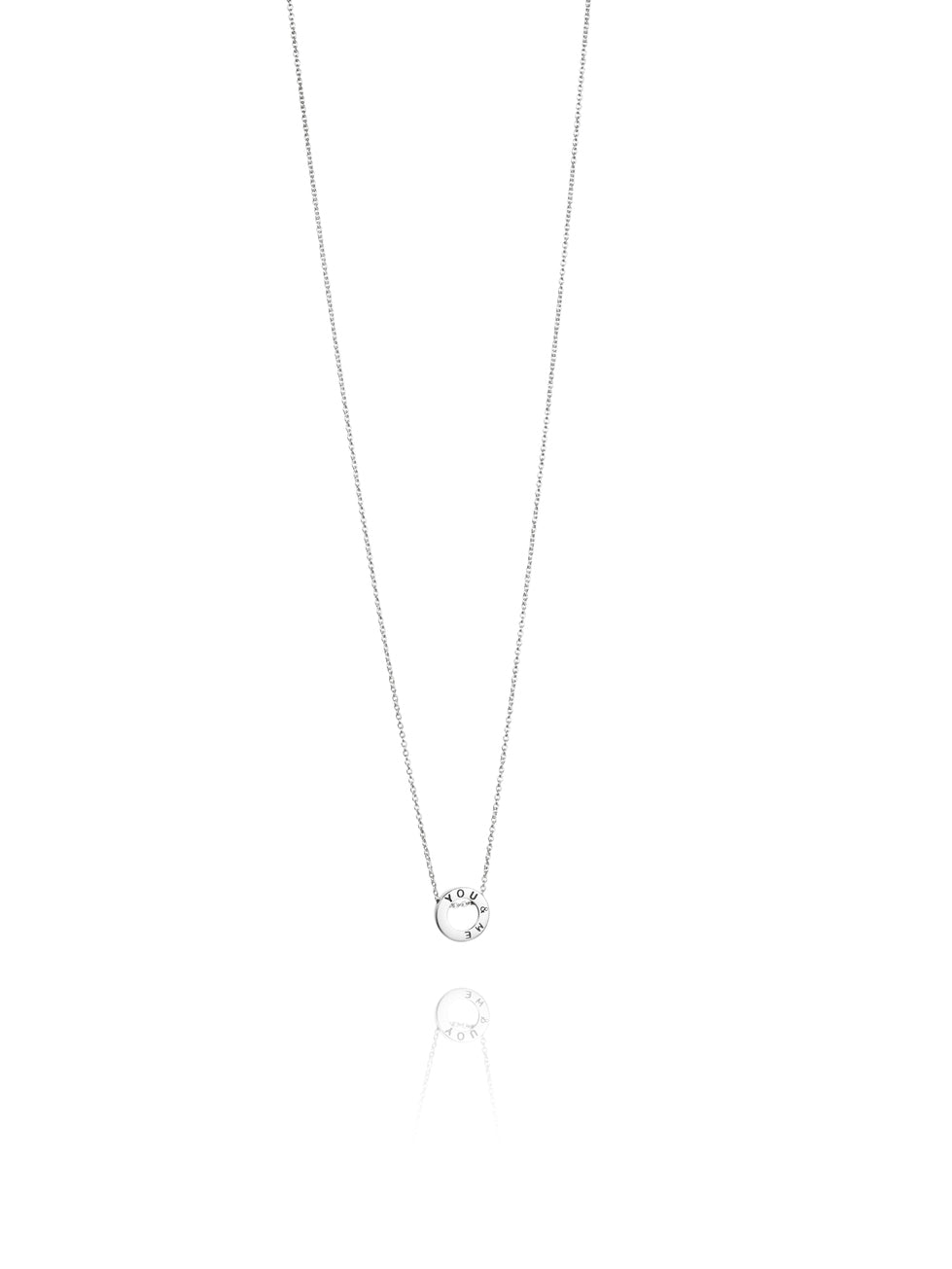 Efva Attling Mini Me You and Me 10-100-01284 halsband har en tunn silverkedja prydd med en ring. Ringen har inskriptionen: "YOU & ME".