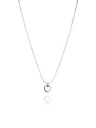 Efva Attling Ring Around 11-100-00555 halsband har en tunn silverkedja. Hänget är en rund ring
