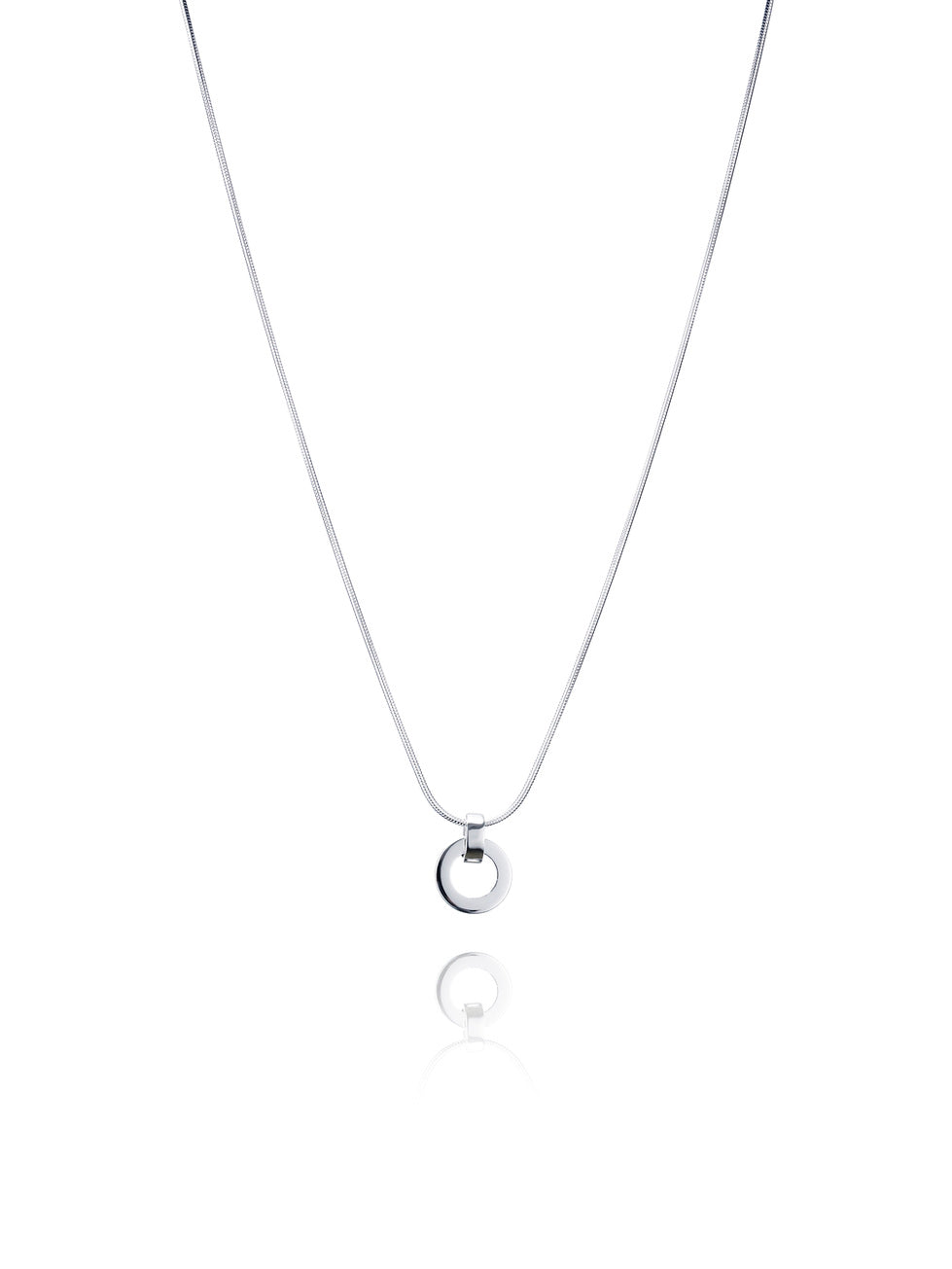 Efva Attling Ring Around 11-100-00555 halsband har en tunn silverkedja. Hänget är en rund ring