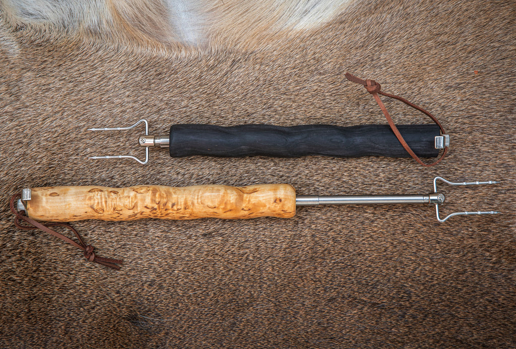 Arctic Legend BBQ Stick
Korvpinne, handtag av masurbjörk eller svart björk.
Makkaratikku, kahva visakoivua tai mustaa koivua